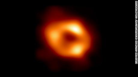 Gambar pertama lubang hitam supermasif telah terungkap di pusat Bima Sakti.