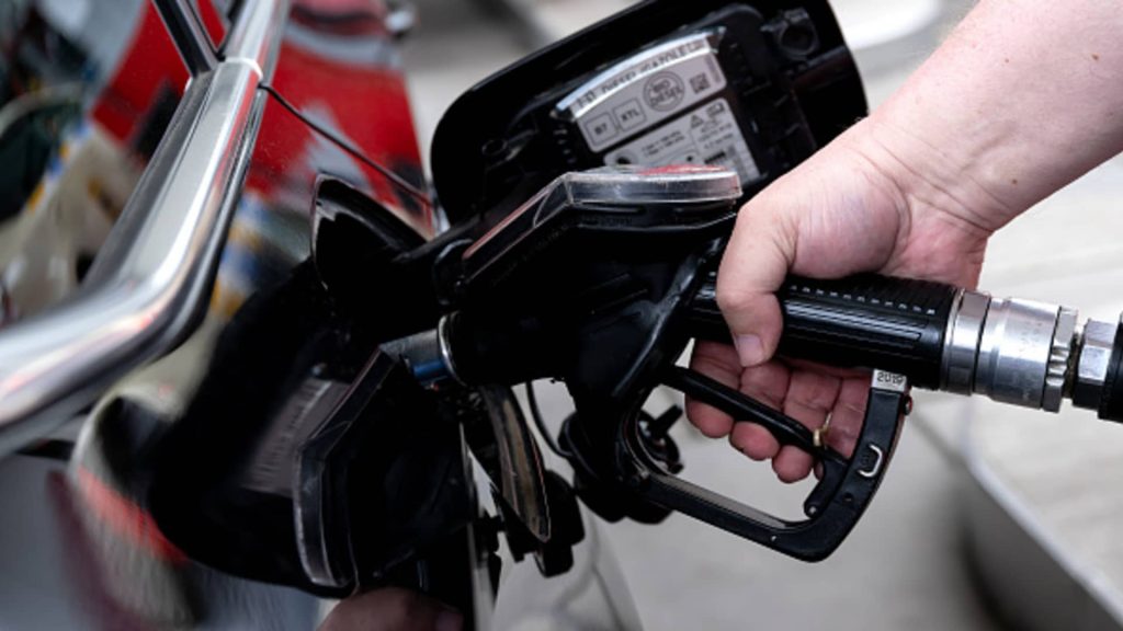 Orang Inggris membayar $8,60 per galon dibandingkan dengan $125 untuk bensin untuk mengisi mobil keluarga
