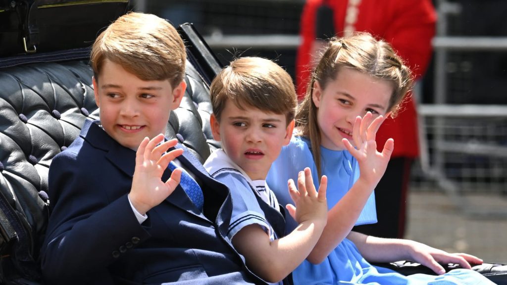 Pangeran Harry dan Meghan Markle adalah anggota keluarga kerajaan pada upacara pembukaan peringatan 70 tahun Ratu