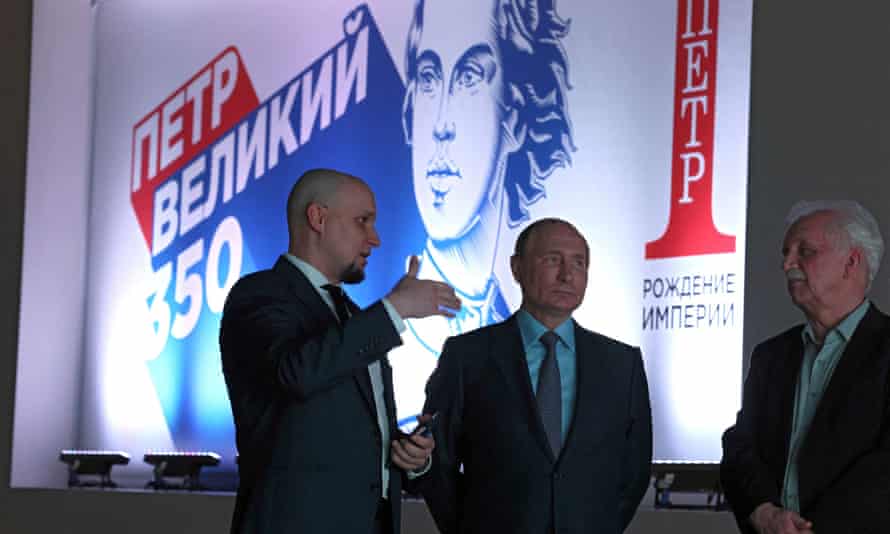 Presiden Vladimir Putin, tengah, pada pameran memperingati 350 tahun kelahiran kaisar pertama Rusia, Peter the Great, di Moskow