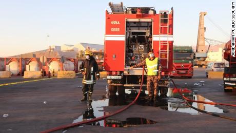 Tim tanggap darurat menanggapi kebocoran gas beracun di pelabuhan Aqaba di Yordania pada hari Senin.