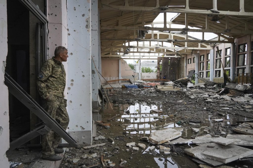 Tentara Ukraina meninggalkan kota yang hancur untuk posisi yang dibentengi