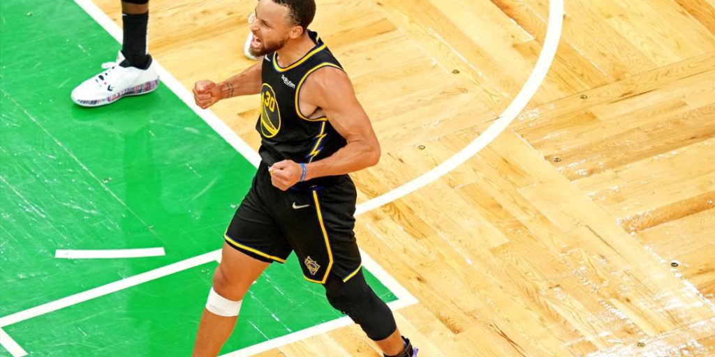 Twitter NBA meledak setelah penampilan legendaris Steph Curry dalam permainan 43 poin