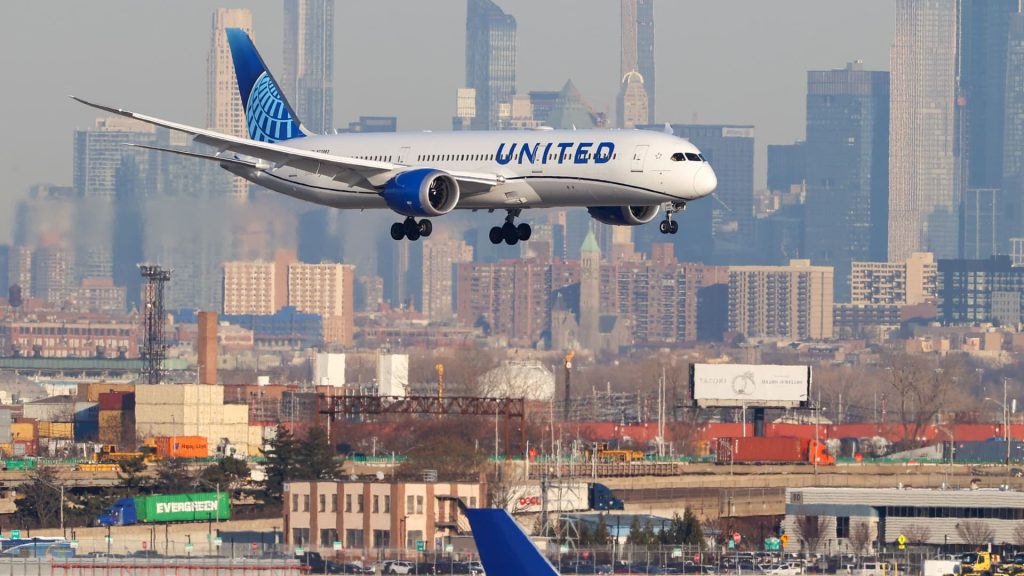 United Airlines akan memangkas 12% penerbangan domestiknya ke Newark untuk membantu mengatasi penundaan