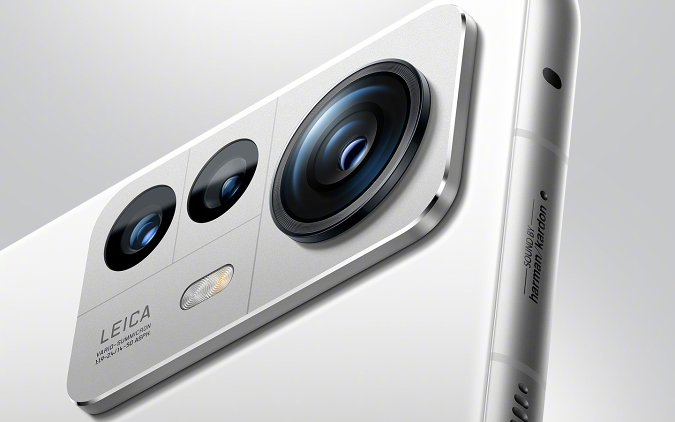 Close-up dari sistem kamera Leica Vario-Summicron 1: 1.9-2.4 / 14-50 ASPH dari Xiaomi 12S Pro, dengan ketiga kamera menampilkan sensor 50MP.