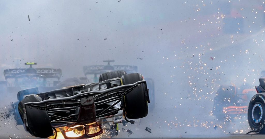 Pembalap Formula Satu selamat dari kecelakaan mengerikan berkat persyaratan kokpit halo