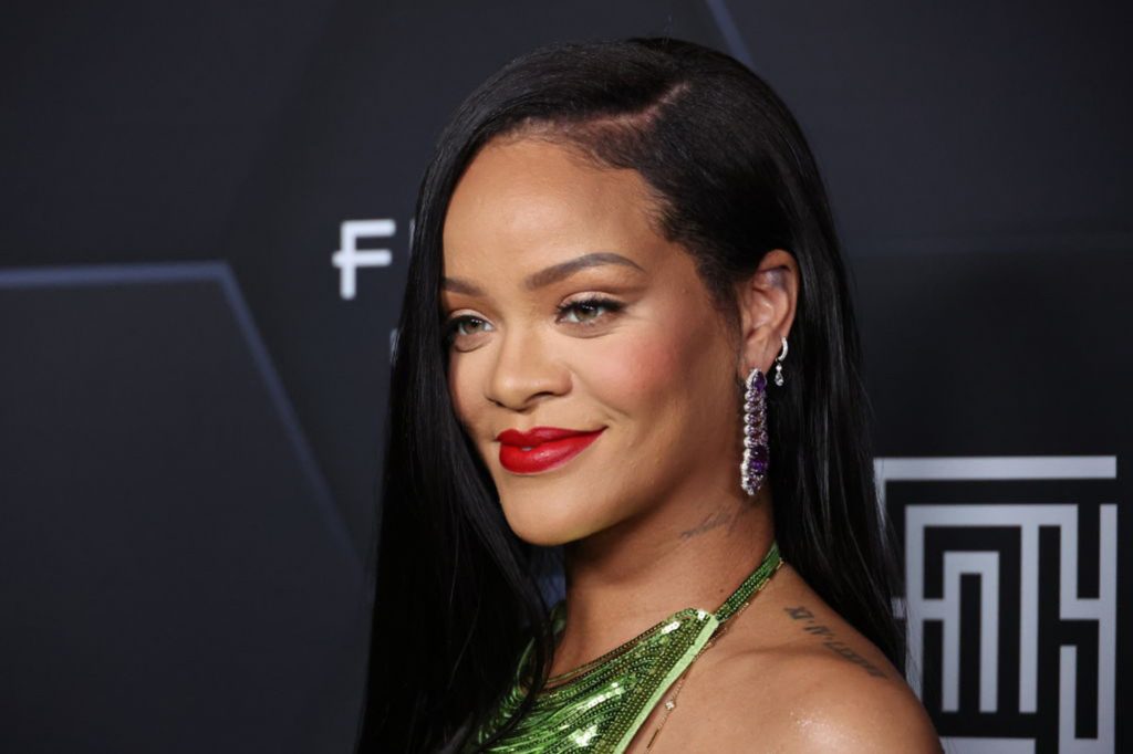 Rihanna berpose untuk foto saat merayakan merek kecantikannya 50 Kecantikan dan 50 Kulit di Joya Studios pada 11 Februari 2022 di Los Angeles, California.