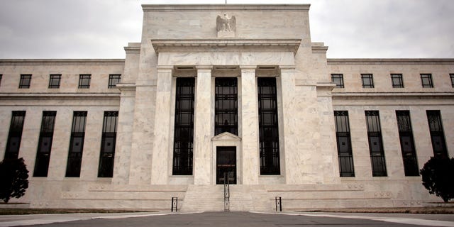 WASHINGTON - 22 JANUARI: Gedung Federal Reserve terlihat pada 22 Januari 2008 di Washington, DC.  (Foto oleh Chip Somophila/Getty Images)