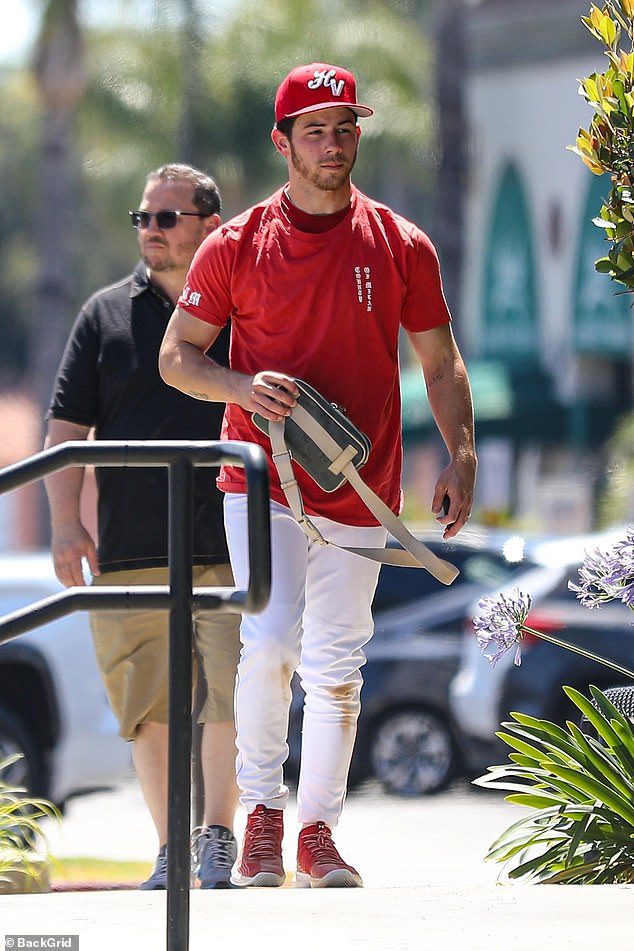 Setelah latihan: Setelah tiba di Los Angeles setelah turnamen golf, Nick Jonas terlihat sedang berlatih softball