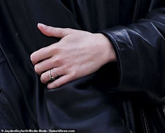 Di jari Anya ada berlian kedua, yang memicu rumor baru tentang pertunangan pasangan itu