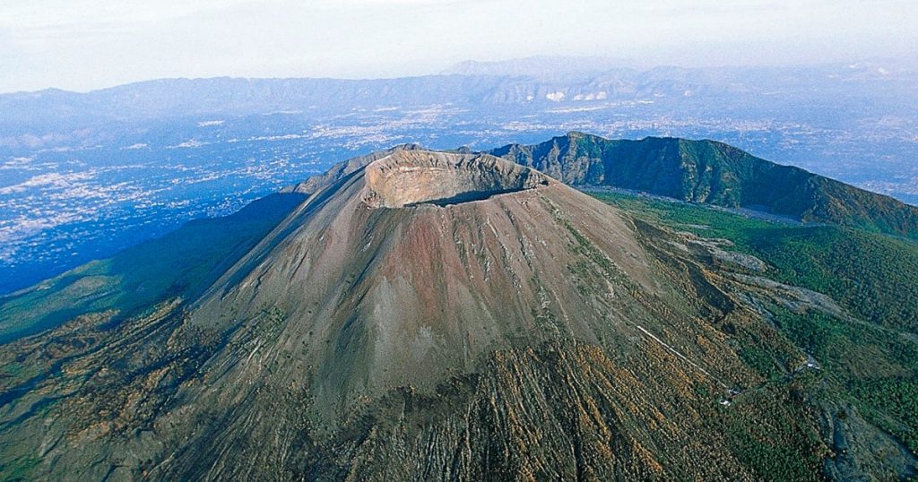 Seorang turis Amerika jatuh ke kawah Gunung Vesuvius setelah mengambil selfie