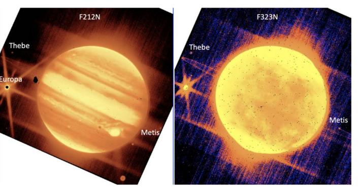 Gambar berdampingan Jupiter dan bulannya pada panjang gelombang inframerah yang berbeda—satu oranye menunjukkan pita tunggal Jupiter kuning cerah.