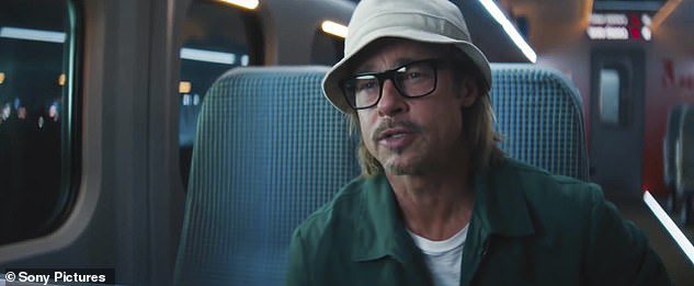 Dalam sebuah misi: Brad terlihat mengenakan topi ember putih dan kemeja hijau dalam gambar diam dari film Bullet Train