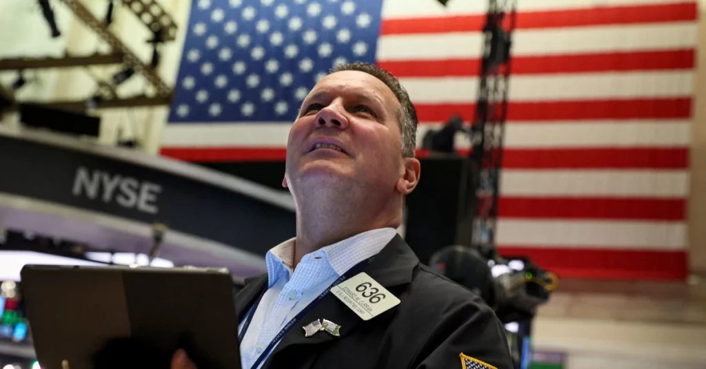Wall Street ditutup melemah pada saham Apple dan saham bank