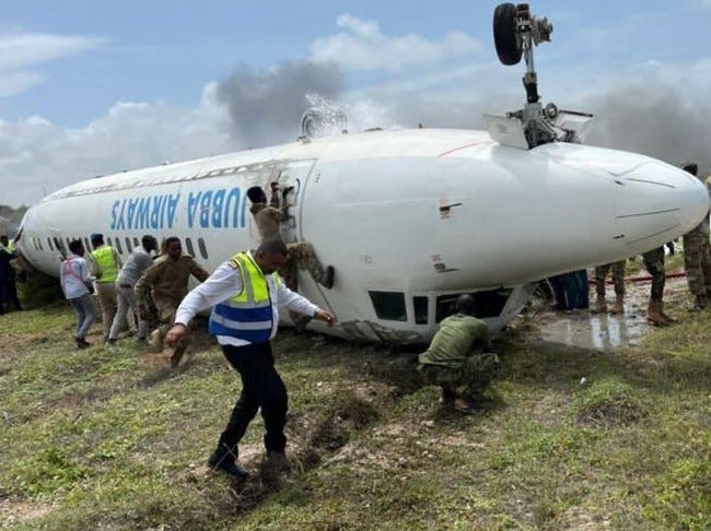 Tiga tentara dari Fort Bragg dengan 2nd Security Force Assistance Brigade membantu responden pertama dan komando Brigade Danab Somalia dalam perawatan penumpang yang terluka, setelah pesawat Juba Airlines jatuh Senin, 18 Juli 2022, di Bandara Internasional Mogadishu di Mogadishu, Somalia .