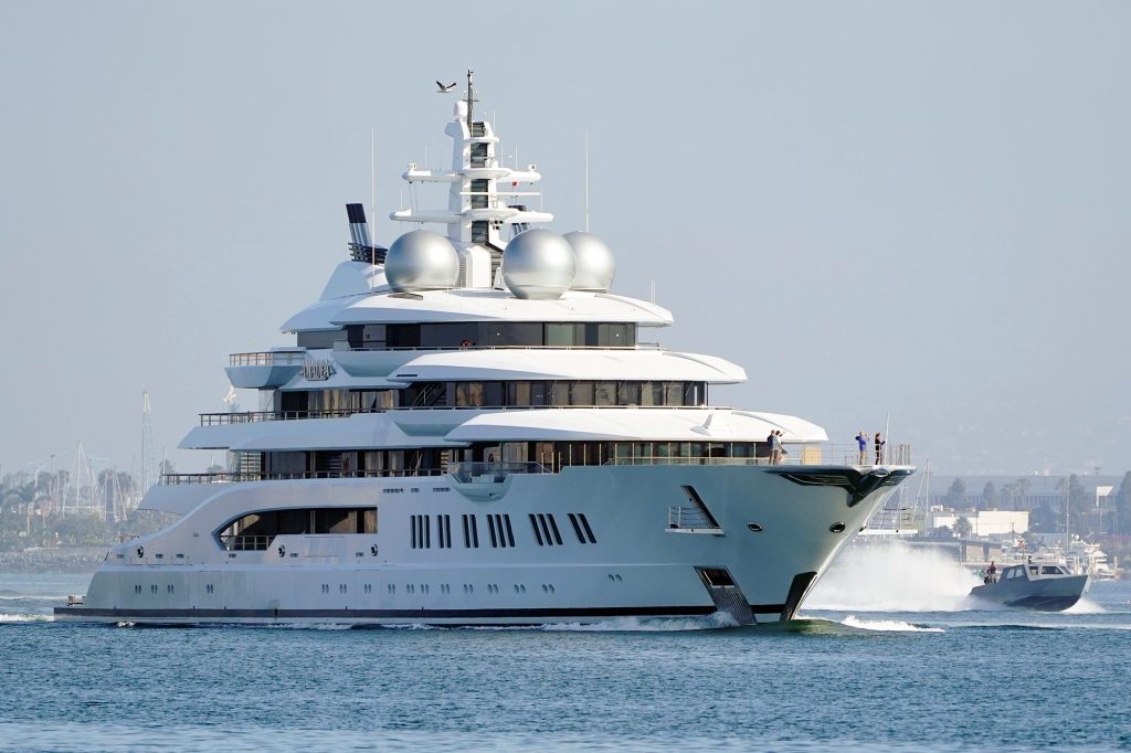 Kapal pesiar mewah senilai $ 325 juta yang disita oleh Amerika Serikat dari oligarki Rusia Suleiman Karimov.