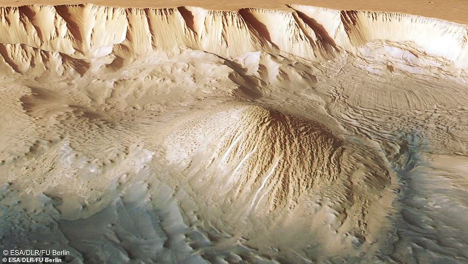 Gambar Tethonium Chasma ini menunjukkan garis paralel dan tumpukan puing (kanan atas) yang menunjukkan tanah longsor baru-baru ini.
