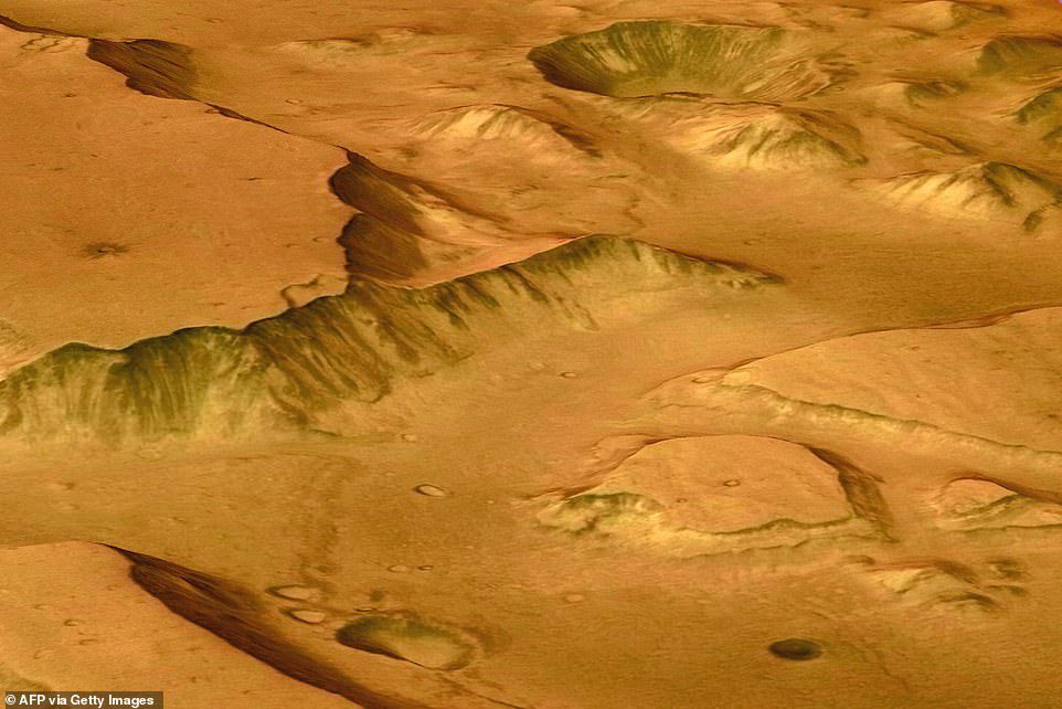 Gambar yang diambil oleh Mars Express ini menunjukkan pandangan perspektif Mesa di wilayah timur Valles Marineris, ngarai terbesar di Tata Surya.
