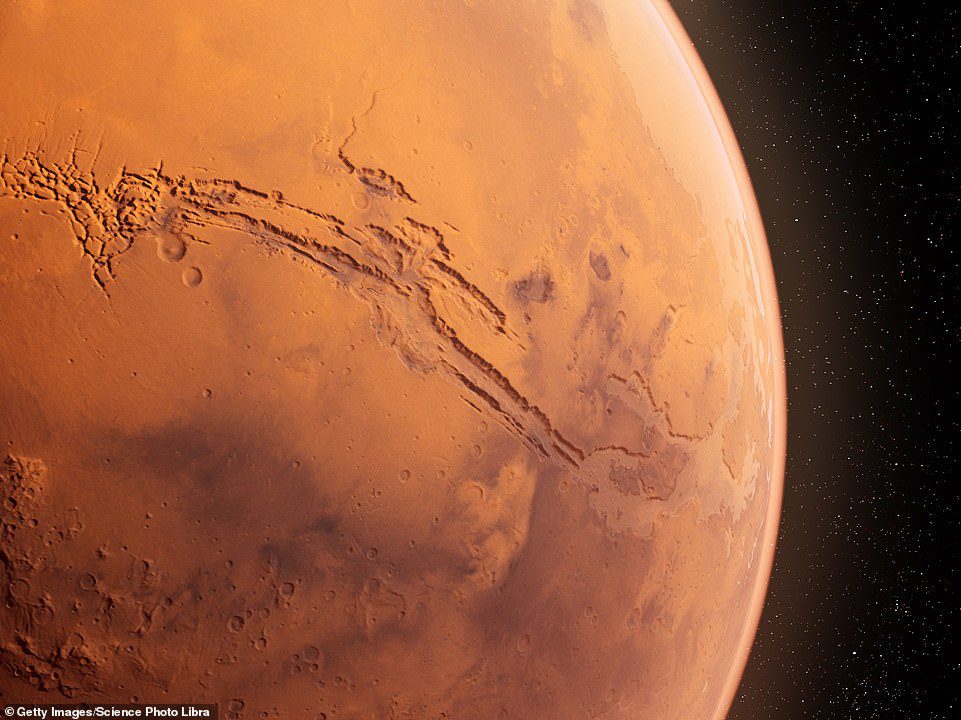 Pada gambar di atas, ilustrasi komputer Lembah Valles Marineris di planet merah, lembah terbesar di tata surya