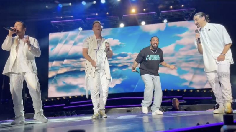 Drake mengalami momen nostalgia di atas panggung bersama Backstreet Boys