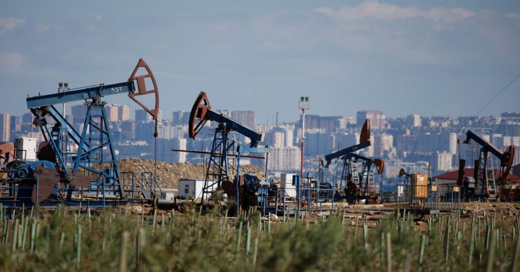 Harga minyak turun lebih dari $4 sebelum potensi kenaikan suku bunga besar di AS