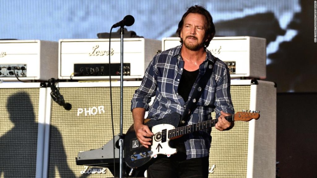 Pearl Jam membatalkan konser Wina setelah panas melukai tenggorokan Eddie Vaeder