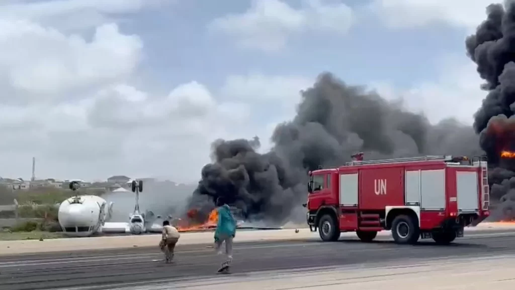 Pesawat terbalik setelah pesawat jatuh di bandara Mogadishu, Somalia