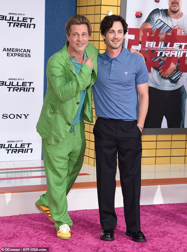 Brad dan Logan: Aktor ini juga terlihat di karpet merah dengan lawan mainnya Logan Lerman