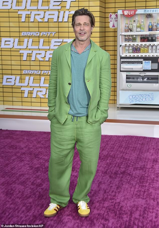 Penampilan Brad: Pitt melangkah keluar dengan kemeja rajutan teal di bawah mantel hijau limau muda dengan celana baggy yang serasi