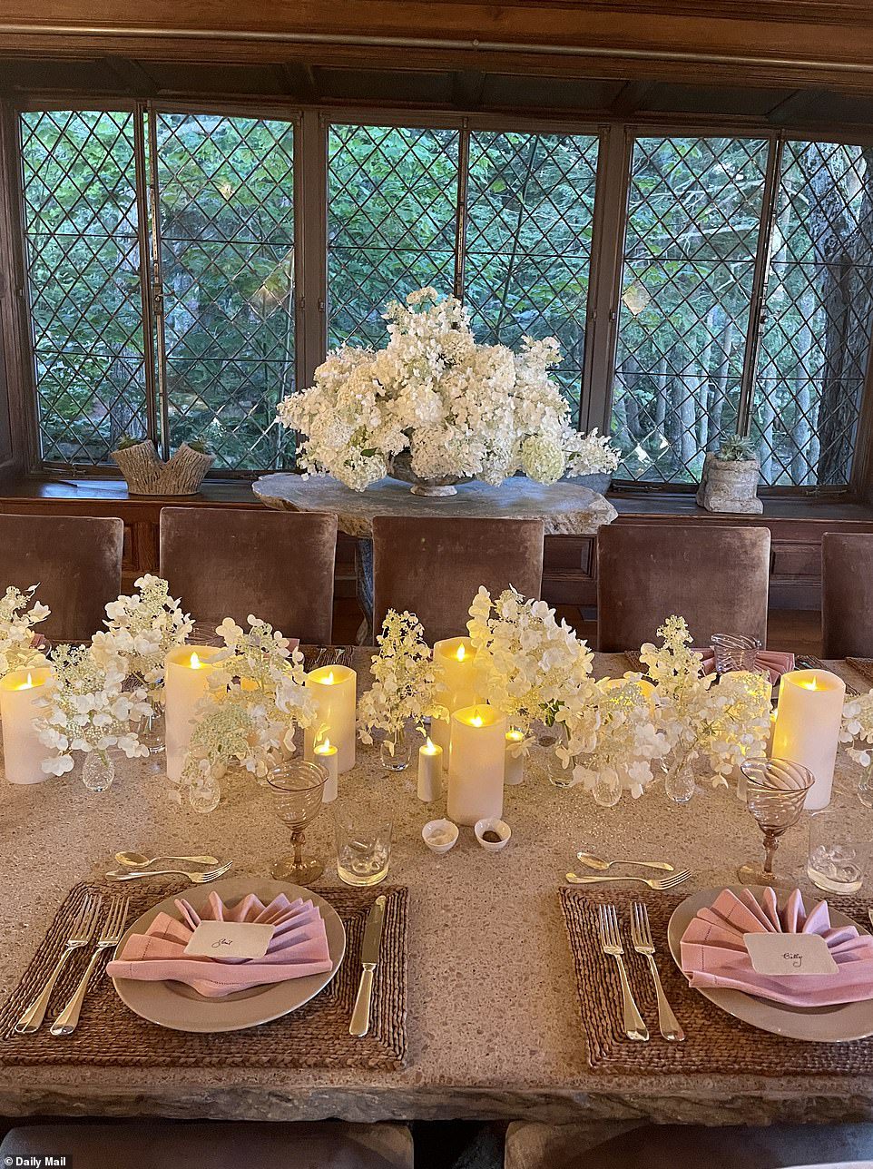Cahaya lilin: Pengaturan meja mencakup nuansa putih, merah muda, dan cokelat