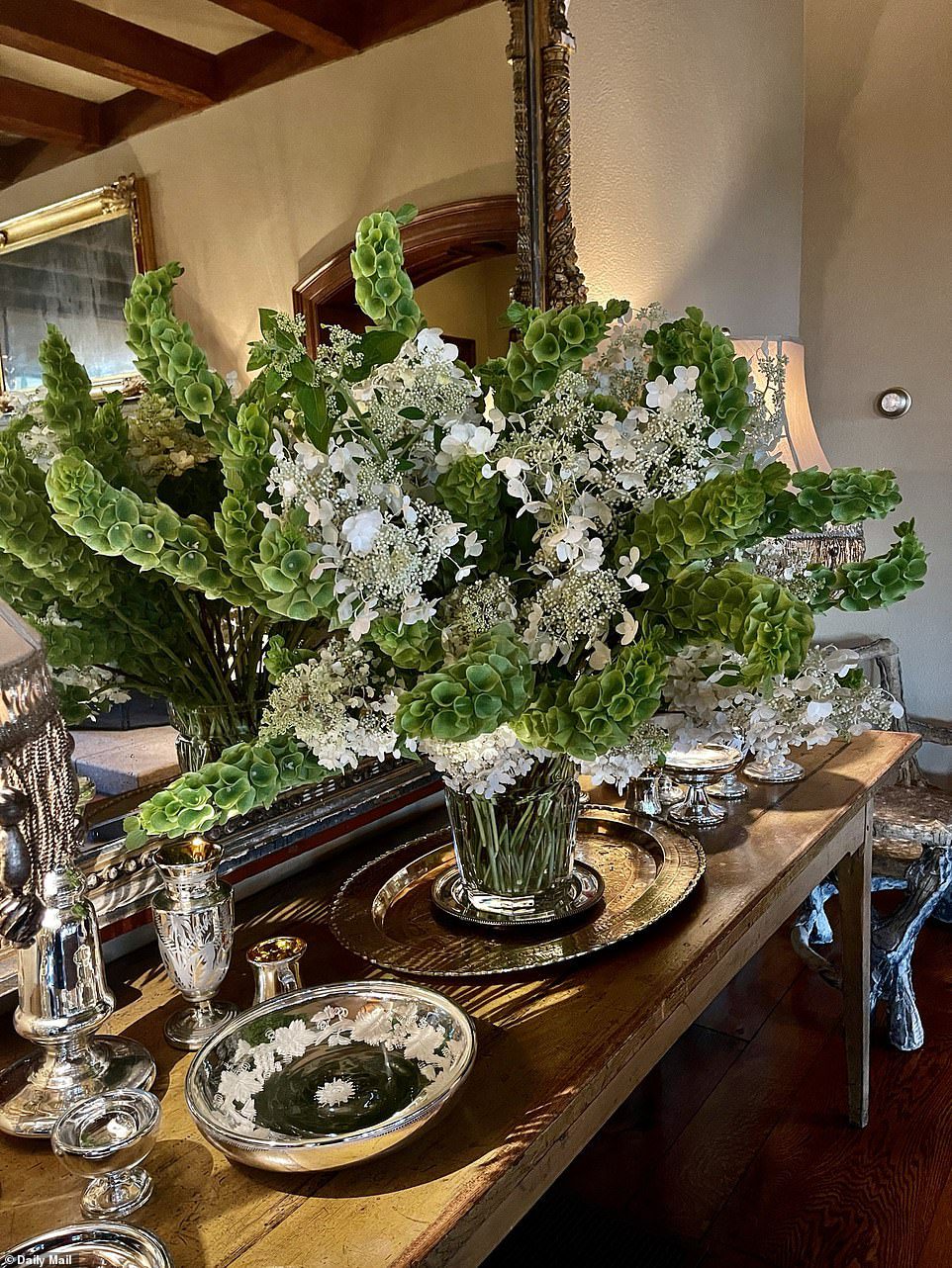 Menakjubkan: Tokoh TV mengungkapkan bahwa sahabatnya Kevin Sharkey membuat rangkaian bunga besar untuk rumahnya dengan bunga dari kebunnya, termasuk hydrangea, snapdragons, delilies dan lili.