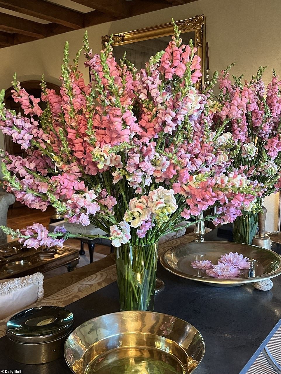Cantik: Martha memiliki rangkaian bunga merah muda dan putih di sepanjang meja juga