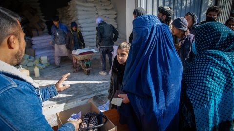 Seorang wanita Afghanistan menerima jatah bulanan bahan makanan pokok keluarganya dari titik distribusi Program Pangan Dunia di distrik Jai Rais, sebelah barat Kabul.