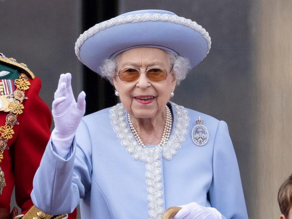 Ratu Elizabeth II dikabarkan meminta Pangeran William untuk menghentikan hobi yang bisa 'mengancam garis suksesi'