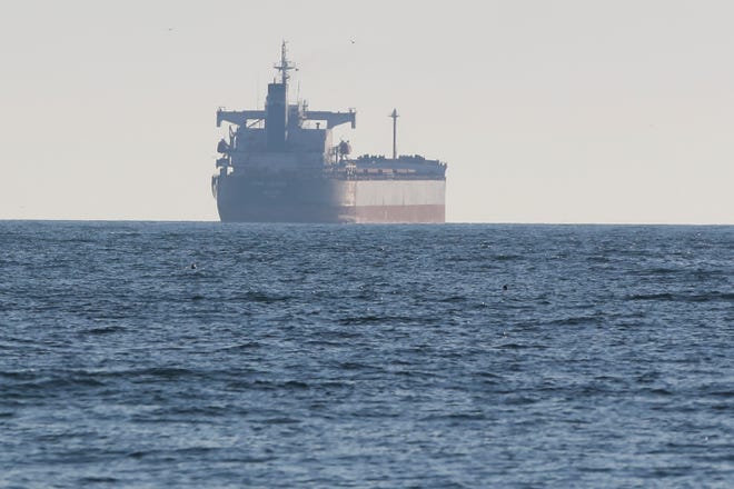 Kapal tanker biji-bijian Star Helena, tengah, keluar dari pelabuhan di Odessa, Ukraina, Minggu, 7 Agustus 2022.