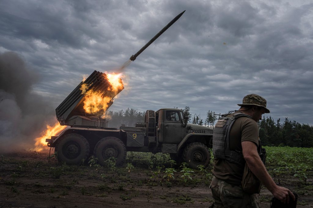 Orang Ukraina "belalang" Menembak ke arah posisi Rusia di garis depan di wilayah Kharkiv pada 2 Agustus - hari Gurban terbunuh.