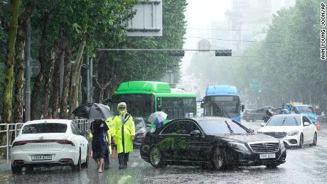 Mobil dalam hujan lebat memblokir jalan di Seoul, Korea Selatan pada 9 Agustus.