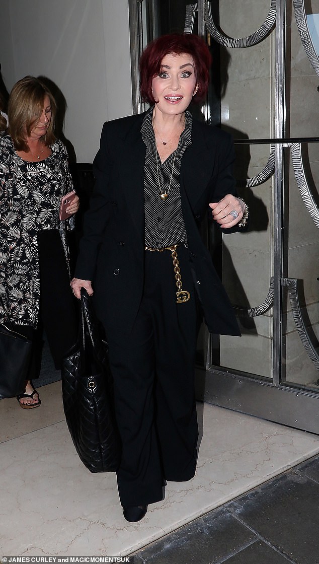 Ini dia: Sharon Osbourne tampak glamor seperti biasa pada hari Selasa saat dia berangkat ke pekerjaannya, ketika bintang itu terlihat meninggalkan hotelnya di London untuk pergi dan merekam acara obrolan TalkTV-nya