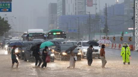 Rekor hujan menewaskan sedikitnya 9 orang di Seoul saat air menenggelamkan bangunan dan menggenangi mobil