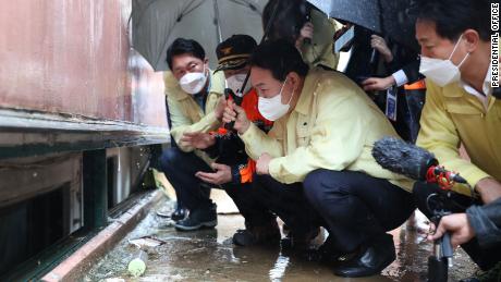 Presiden Korea Selatan Yoon Seok-yeol mengunjungi ruang bawah tanah Gwanak yang banjir di Seoul, tempat sebuah keluarga meninggal karena banjir, pada 10 Agustus.