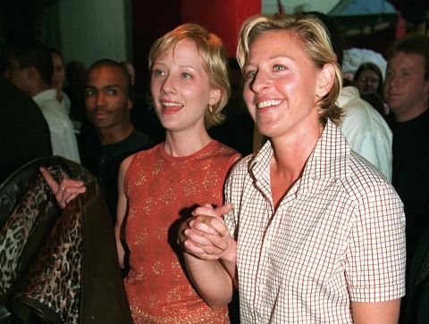Heche, kiri, memegang tangan komedian Ellen DeGeneres di premier dunia film 