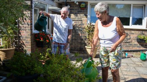 David dan Margaret Miller menyirami tanaman mereka di rumah mereka di Edinbridge.