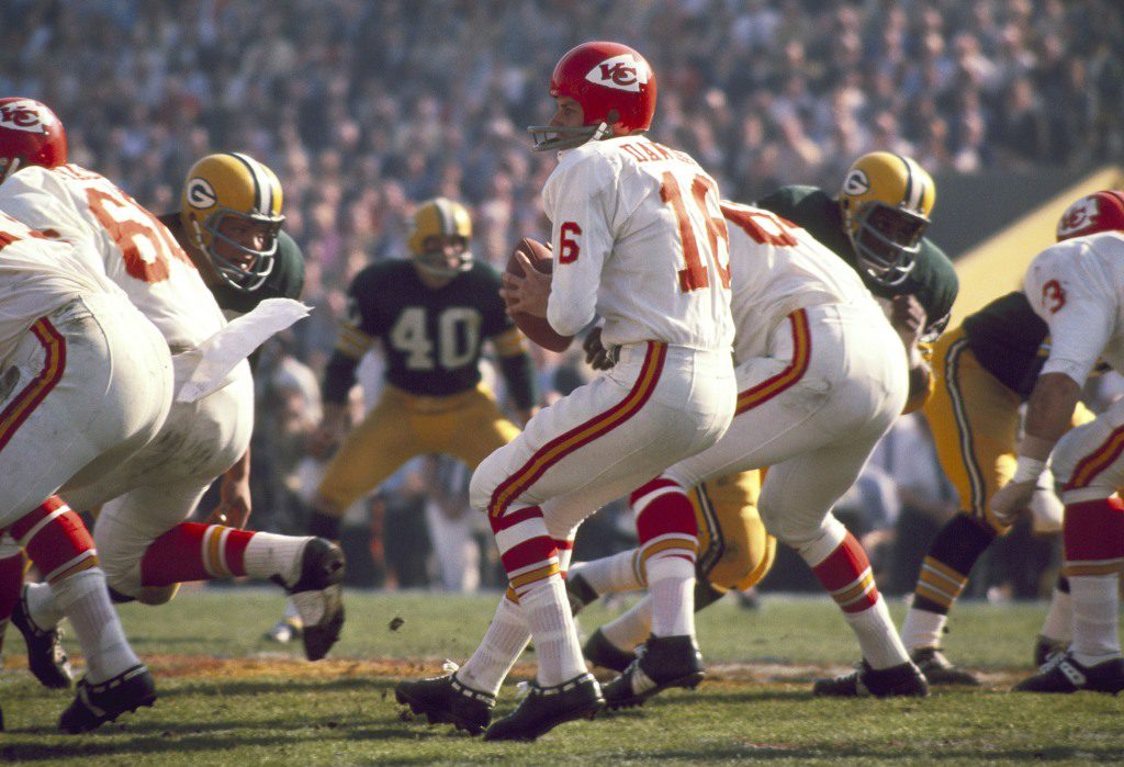 Len Dawson memimpin The Chiefs meraih gelar Super Bowl pertama mereka.