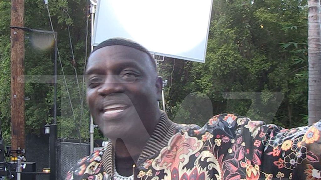 Akon memberi tahu para pembenci untuk menangkap Kanye di atas wadah celah, dia membantu para tunawisma