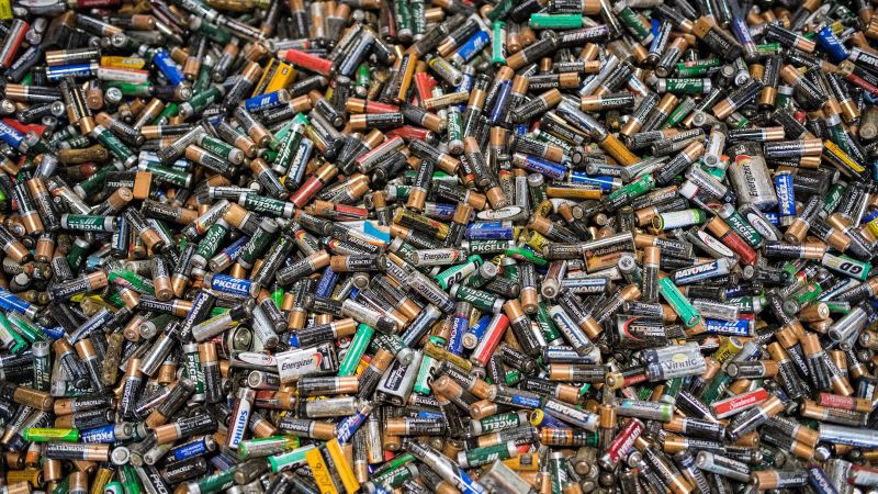 Mengapa Anda tidak bisa selalu membuang baterai AA ke tempat sampah