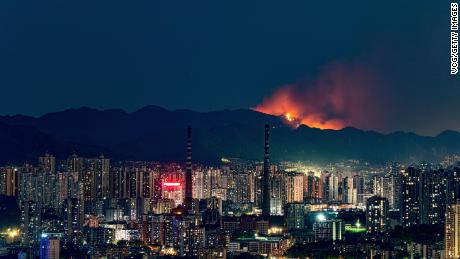 Kebakaran hutan meletus saat kota Chongqing di China mengalami gelombang panas rekor tanpa henti