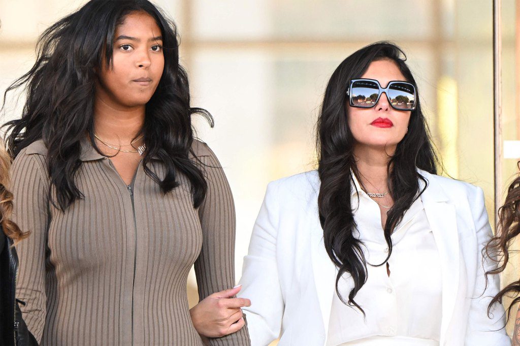 Vanessa Bryant dan putrinya Natalia Bryant meninggalkan gedung pengadilan di Los Angeles, California, pada 24 Agustus 2022.