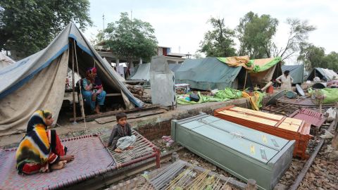 Warga berlindung di sebuah kamp darurat di distrik Rajanpur di provinsi Punjab Pakistan pada 24 Agustus.