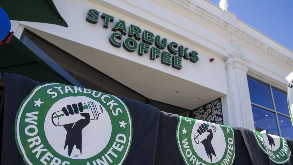 Asosiasi Starbucks meminta raksasa kopi untuk memperpanjang kenaikan upah dan tunjangan untuk toko serikat pekerja