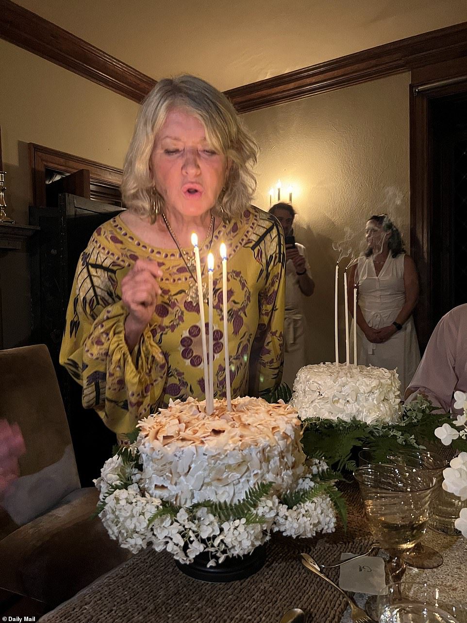 Perayaan Natal: Martha Stewart merayakan ulang tahunnya yang ke-81 di rumahnya di Seal Harbor, Maine bersama sahabat-sahabatnya
